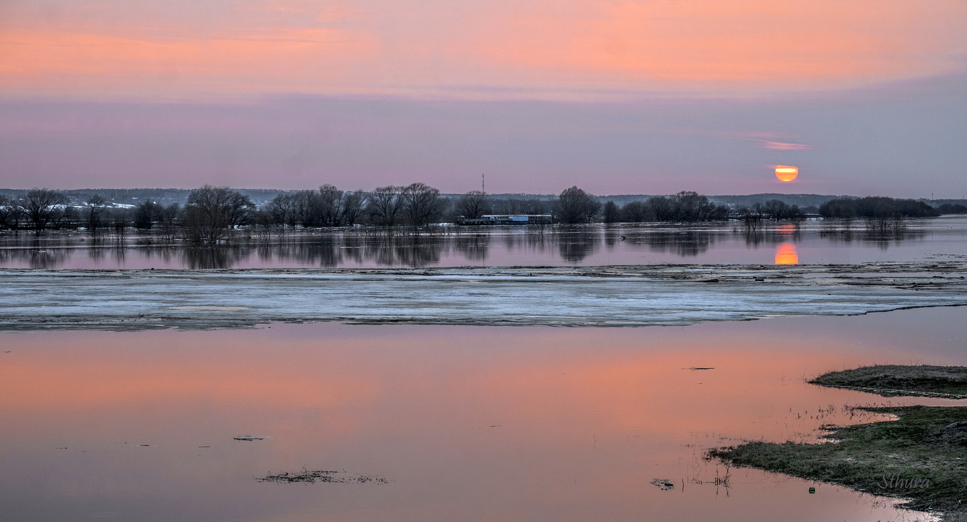 Вода прибывает.