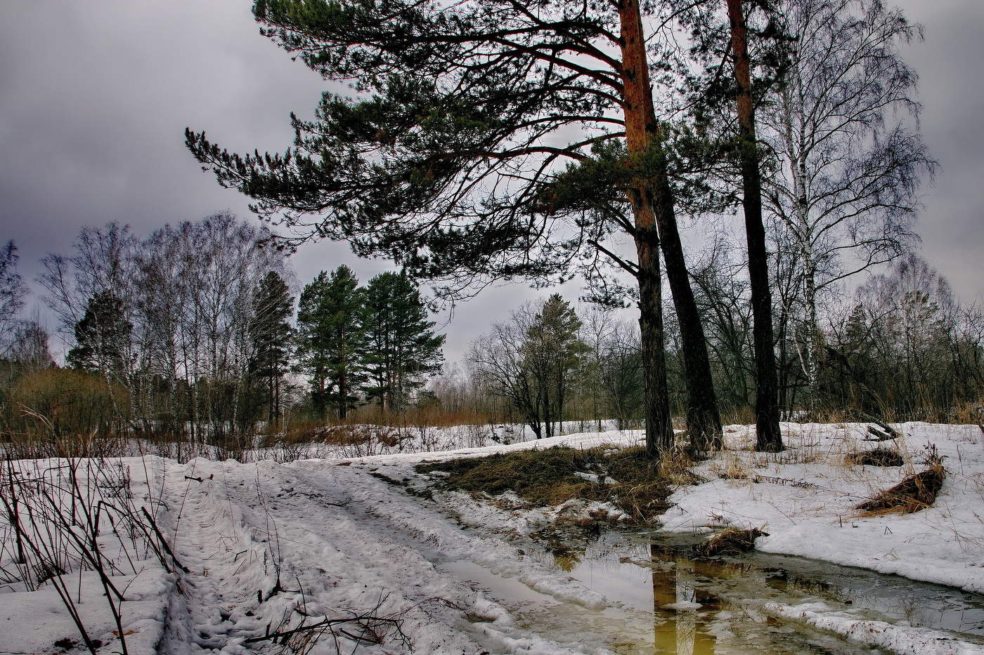 *Пасмурно.**