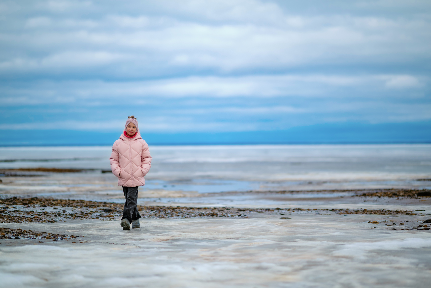 Тает лёд на озере