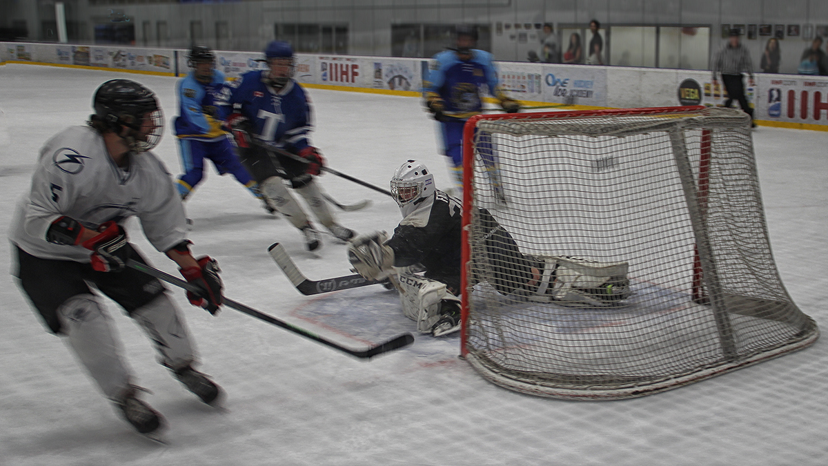 Шайба в воротах