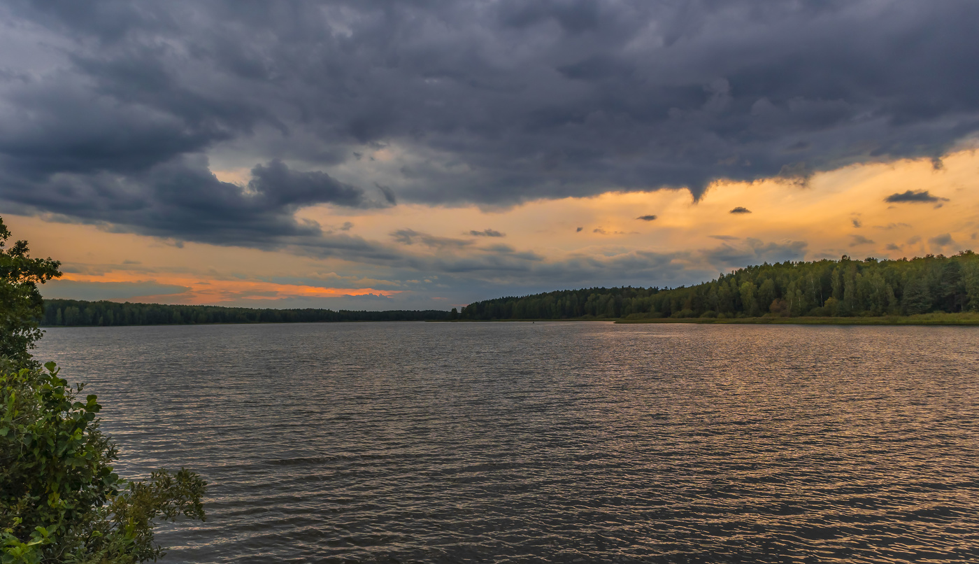 Грозила озеру гроза.