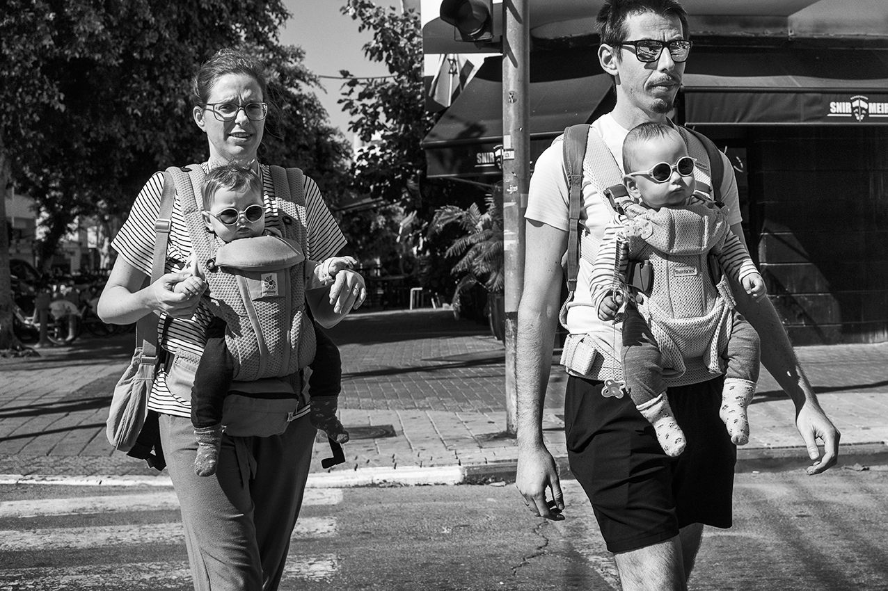 С близнецами в яркий солнечный день