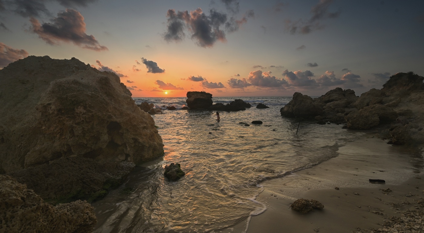 В каменных объятиях