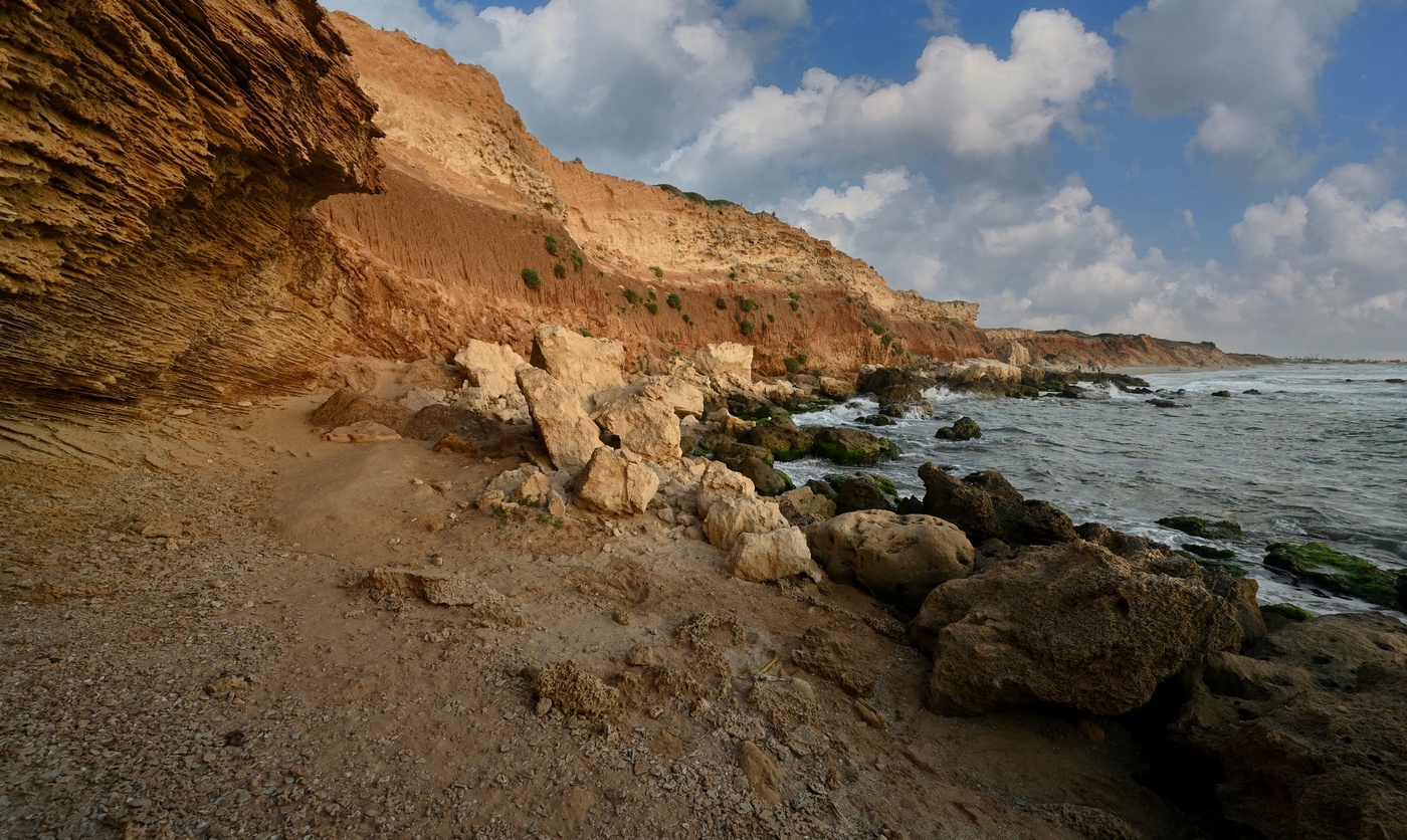 Каменистый берег