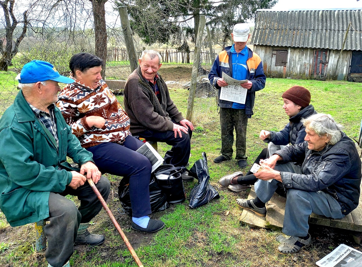 Почтарка пенсию и почту привезла