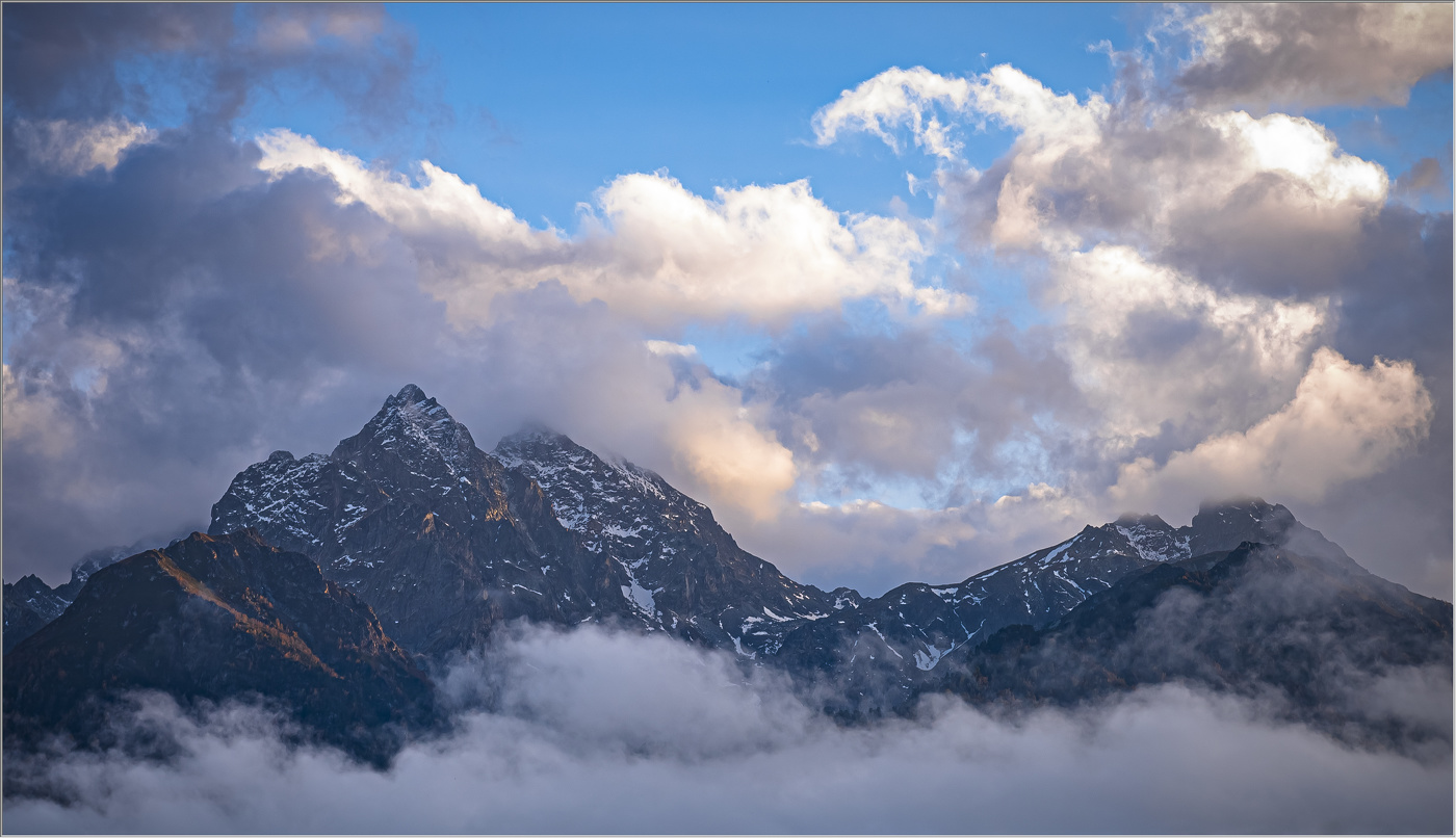 По облакам, под облаками