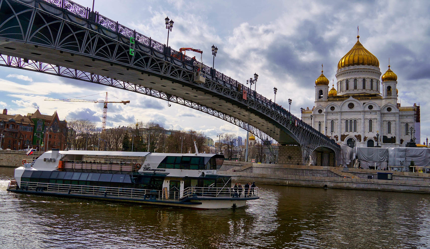 "На теплоходе музыка.... "