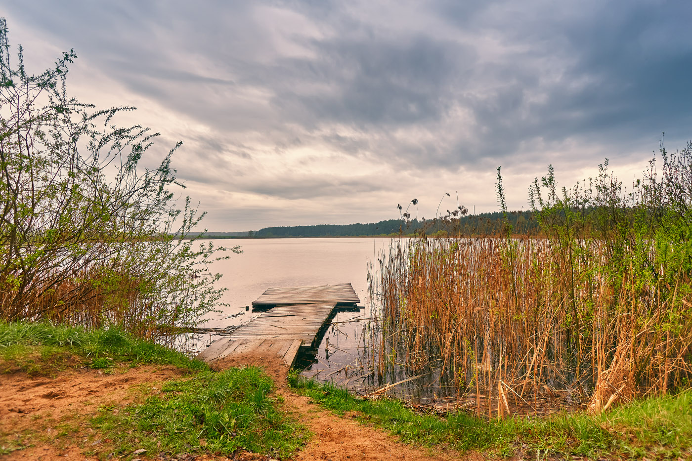 Апрель. На озере между дождями
