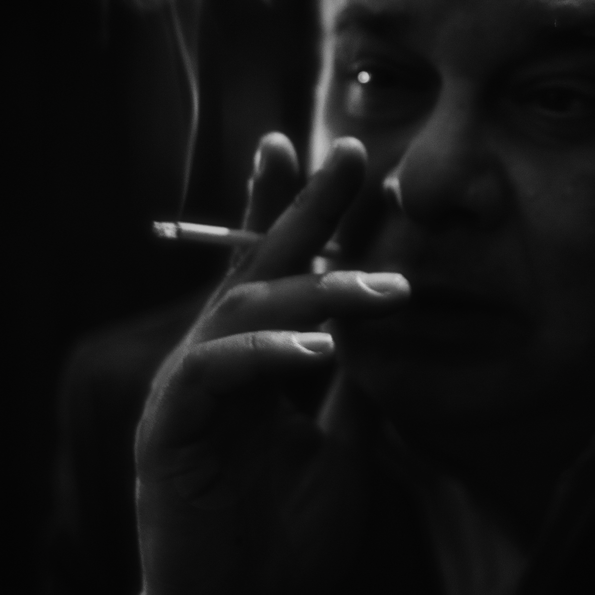 В темном баре