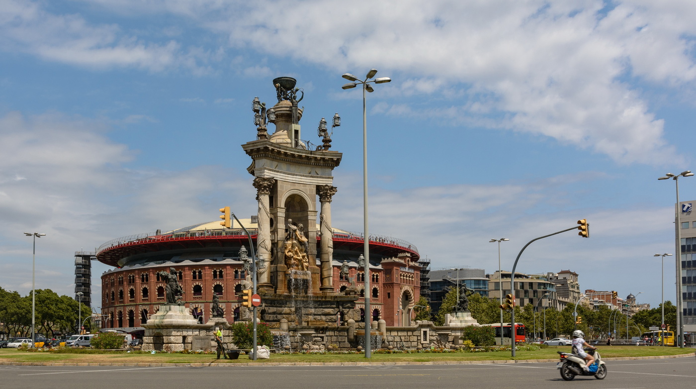 на площади Испании