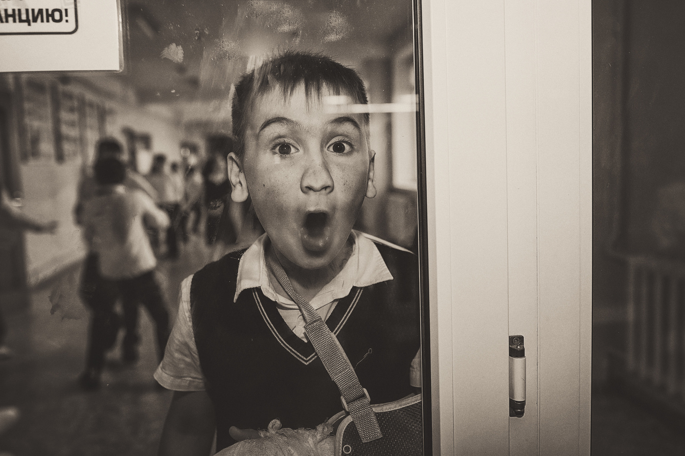 Надпись слева:Соблюдай дистанцию!