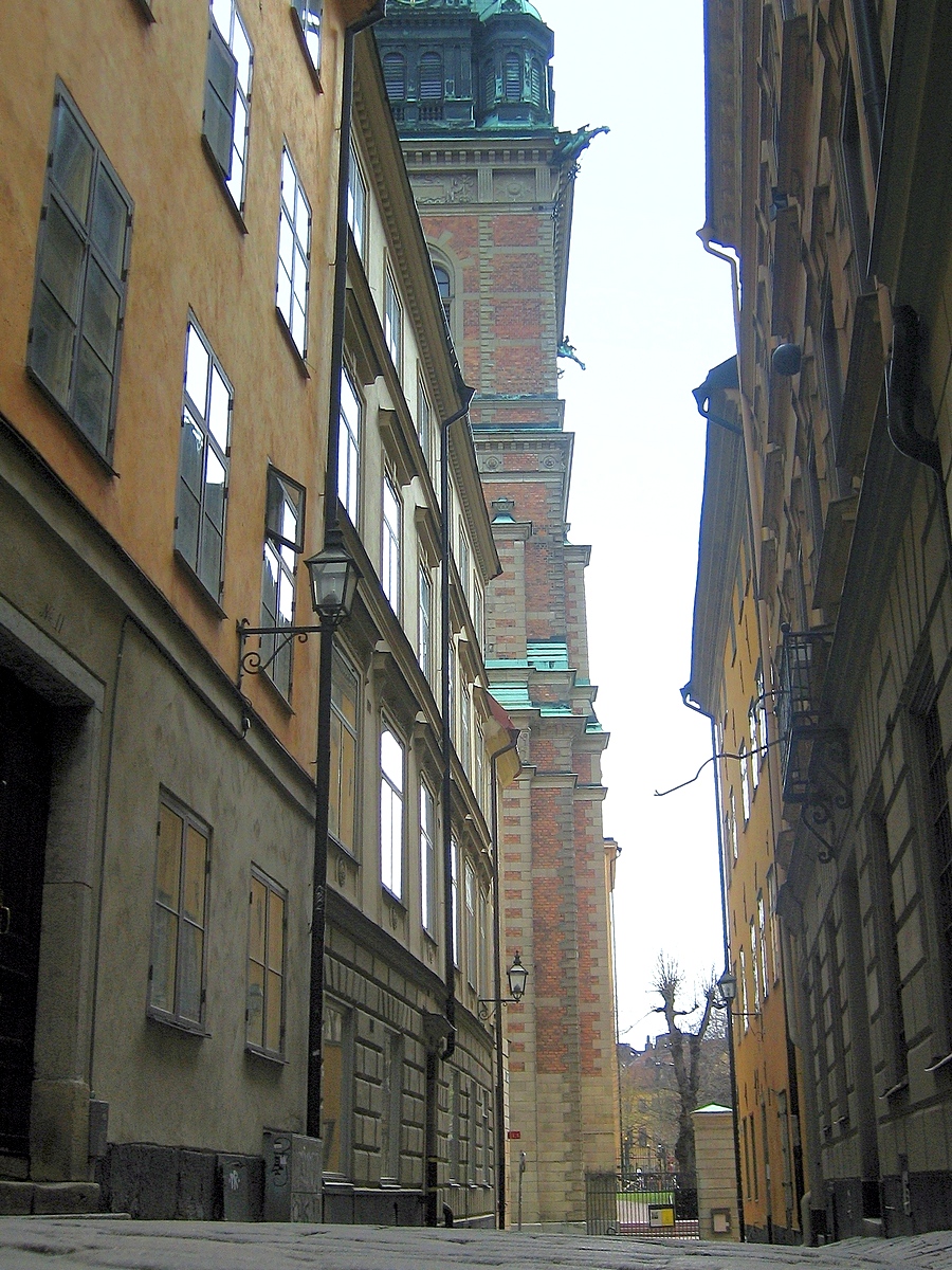 По узкой улочке Стокгольма