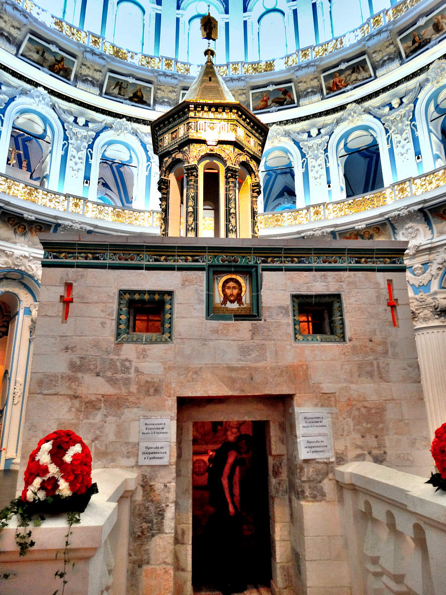 Живоносный Гроб Господень внутри Кувуклии