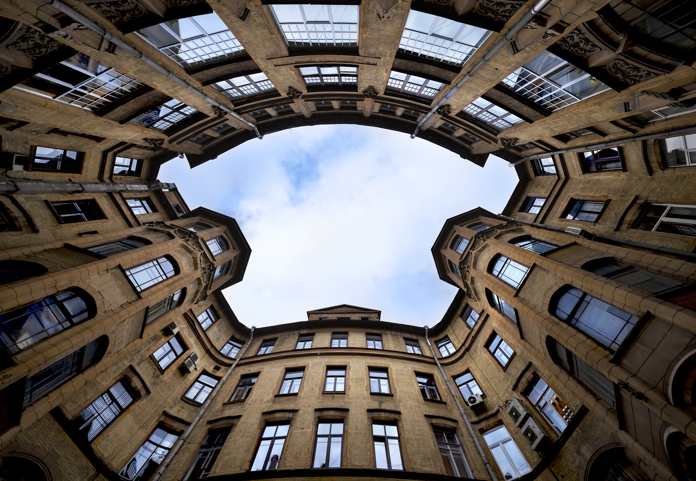 Двор дома городских учреждений, г. Санкт-Петербург