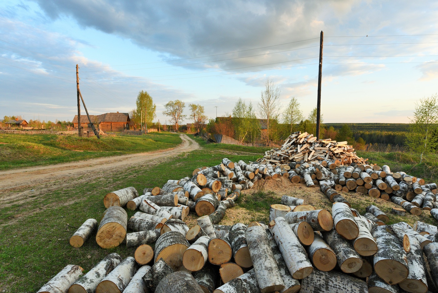 Майским вечером в деревне ...