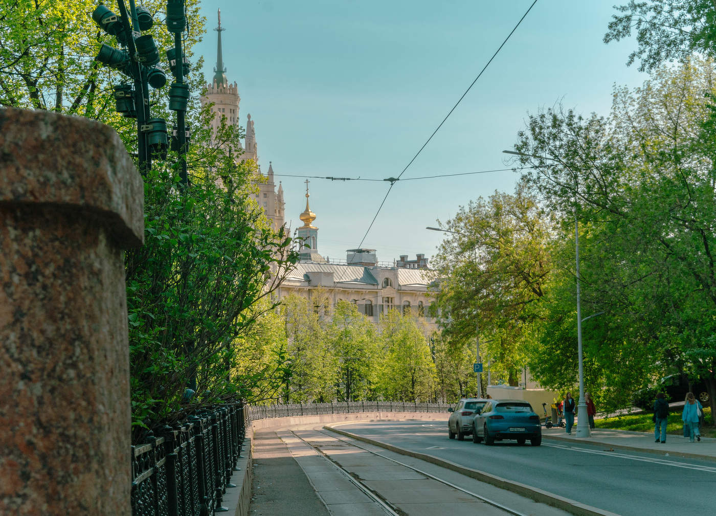 По Московский изогнутым улицам
