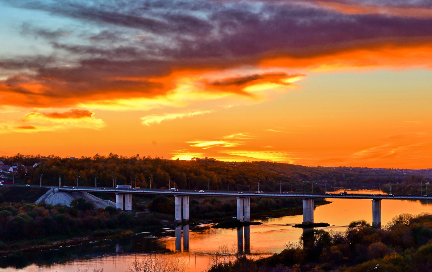 Пылал закат.