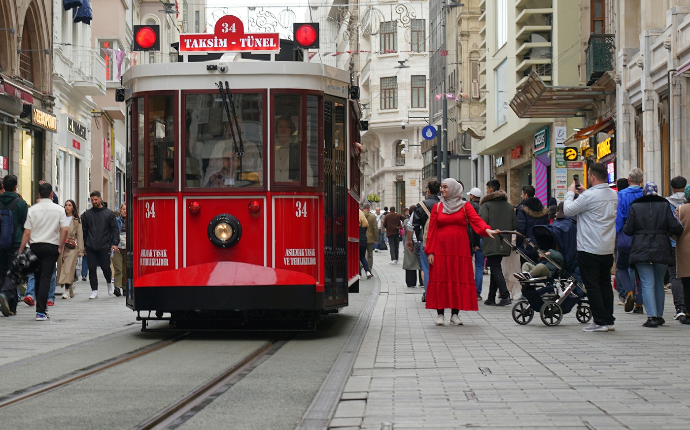 Красное платье