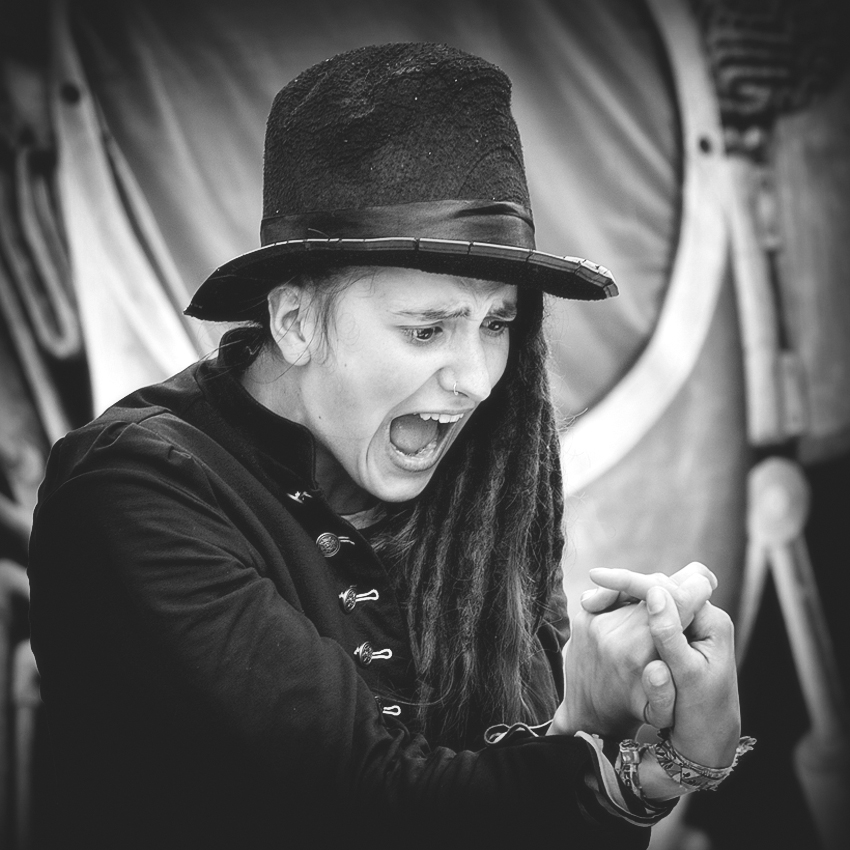 ... сценка около маникюрного салона