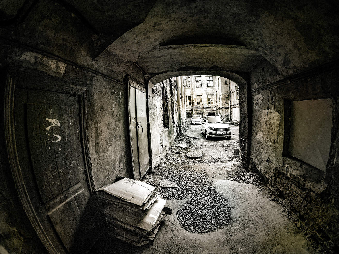 Проход во двор