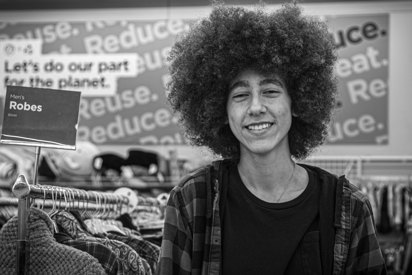 Весёлый парень в магазине