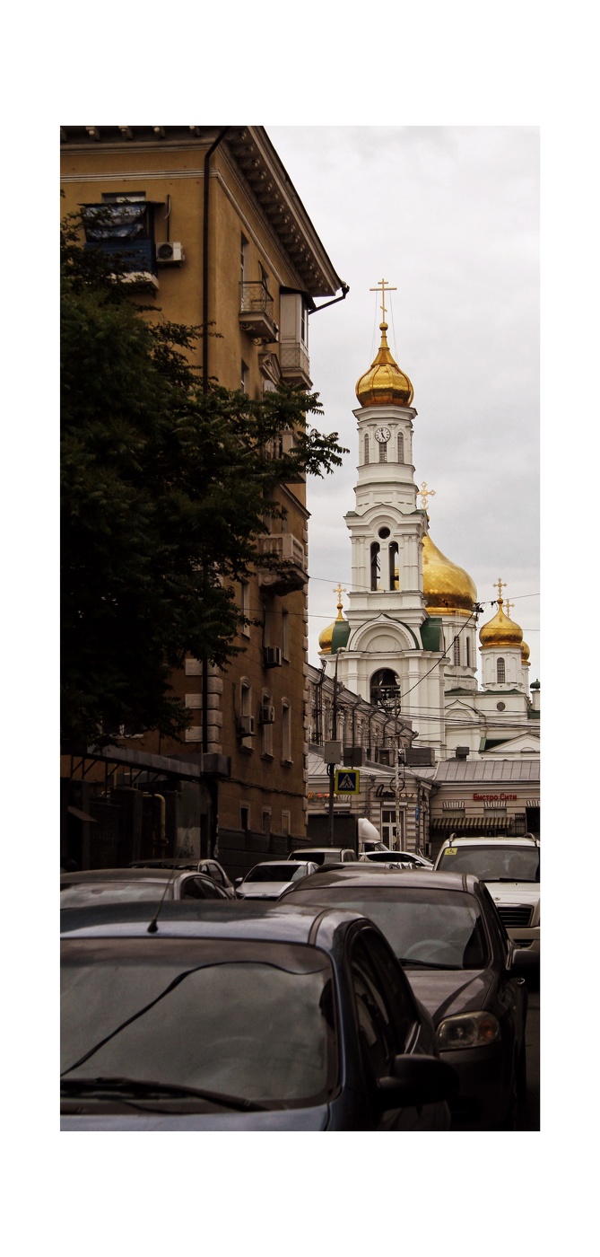 В просвете узкой улочки