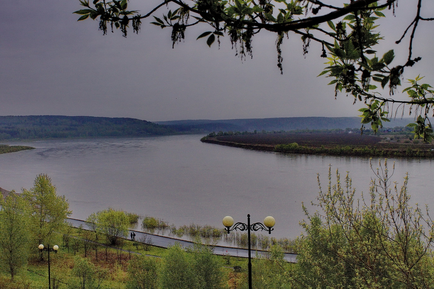 *Пасмурно.**