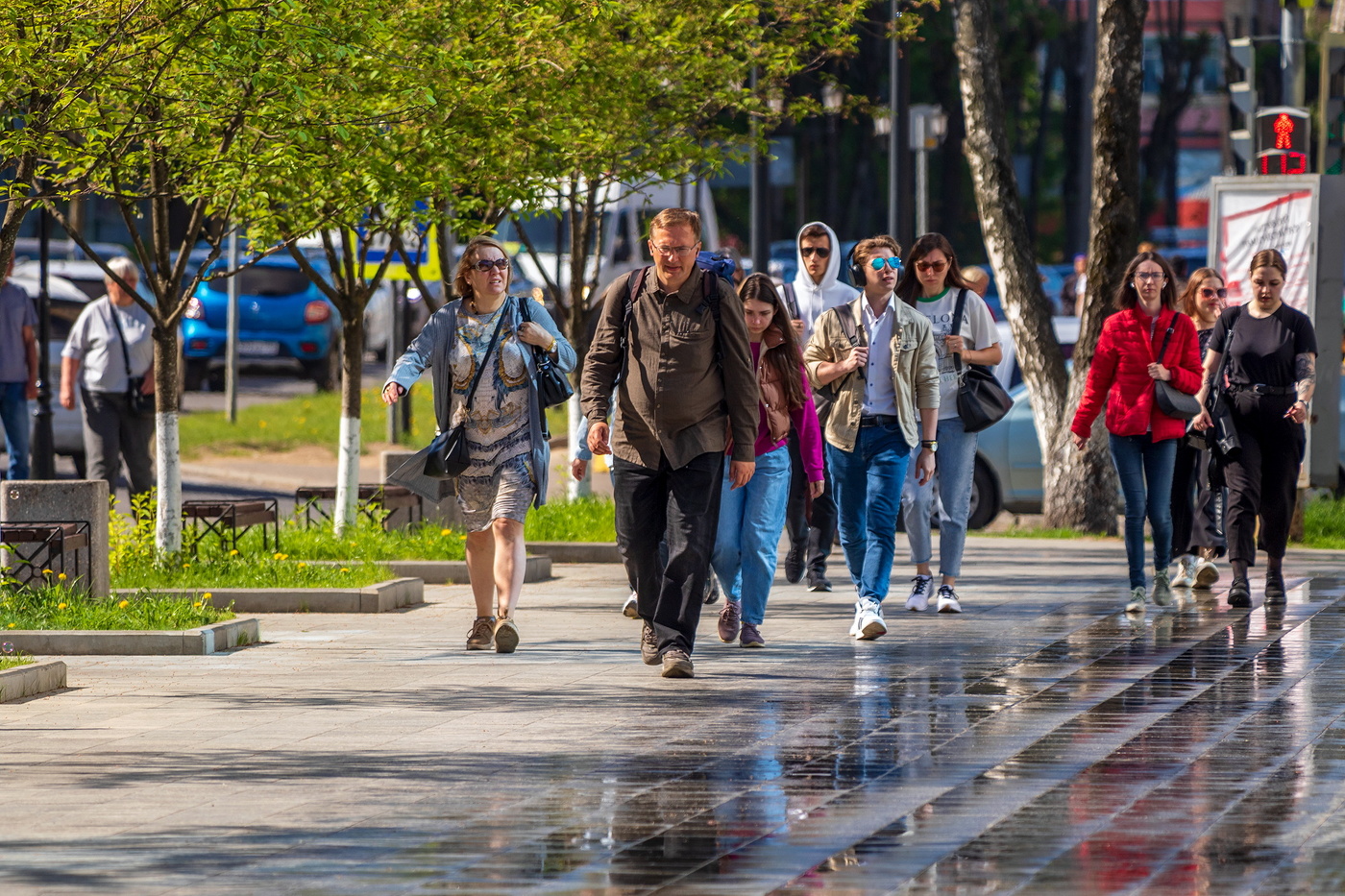 А все бегут, бегут, бегут, .....