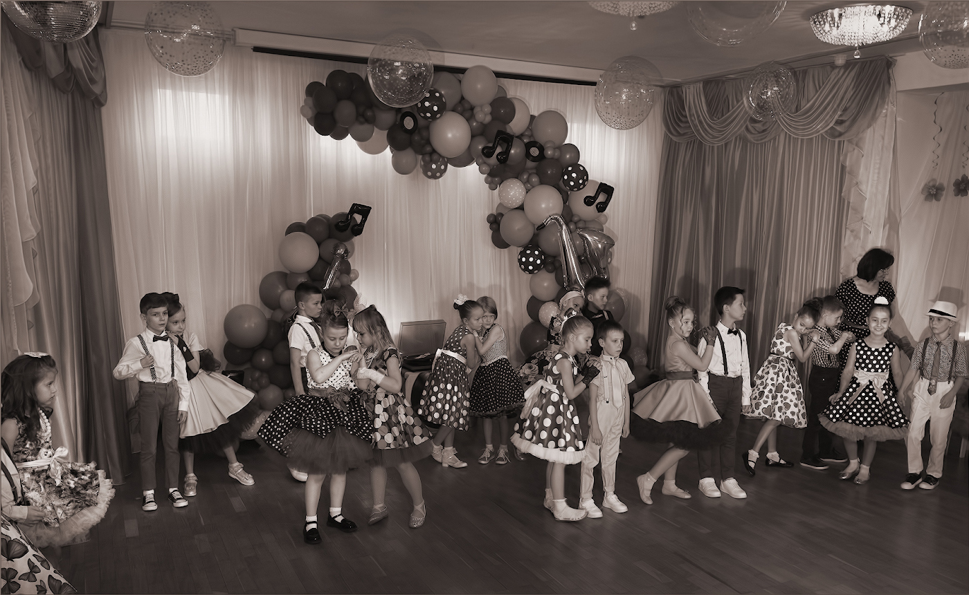 "Потому-что на десять девчонок..."