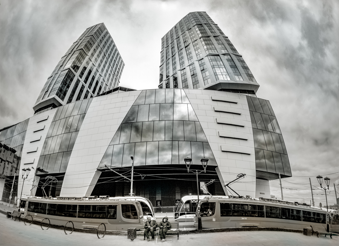 Городской этюд с небоскрёбом, трамваями и бомжами