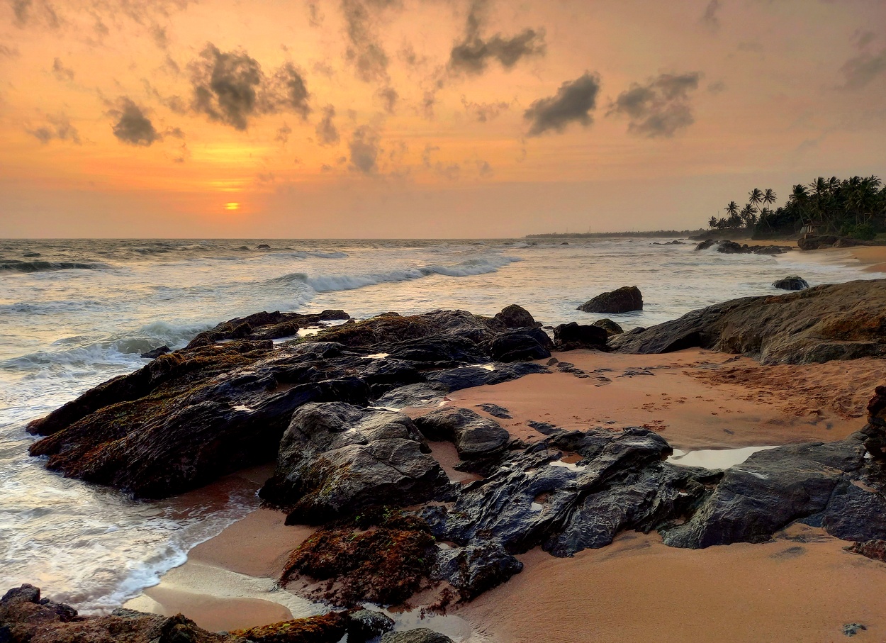 Вечернее море ласкает взор