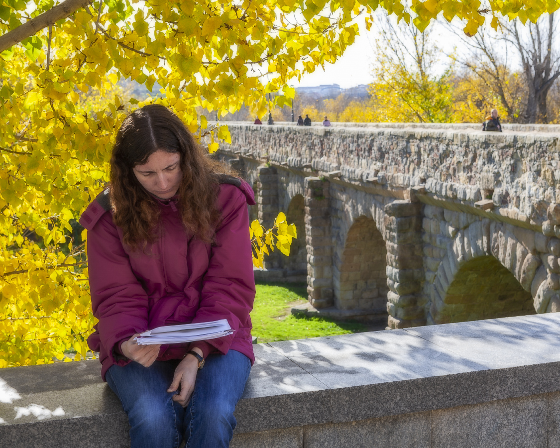 У древнего моста