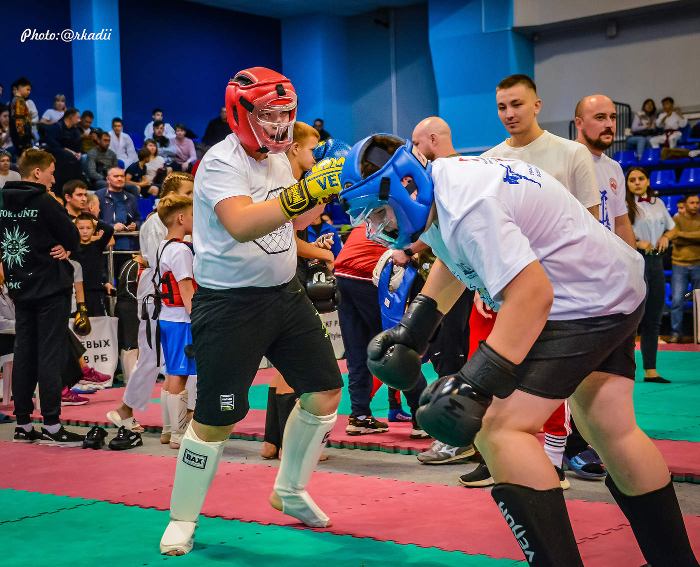 Попал,споткнулся и упал.