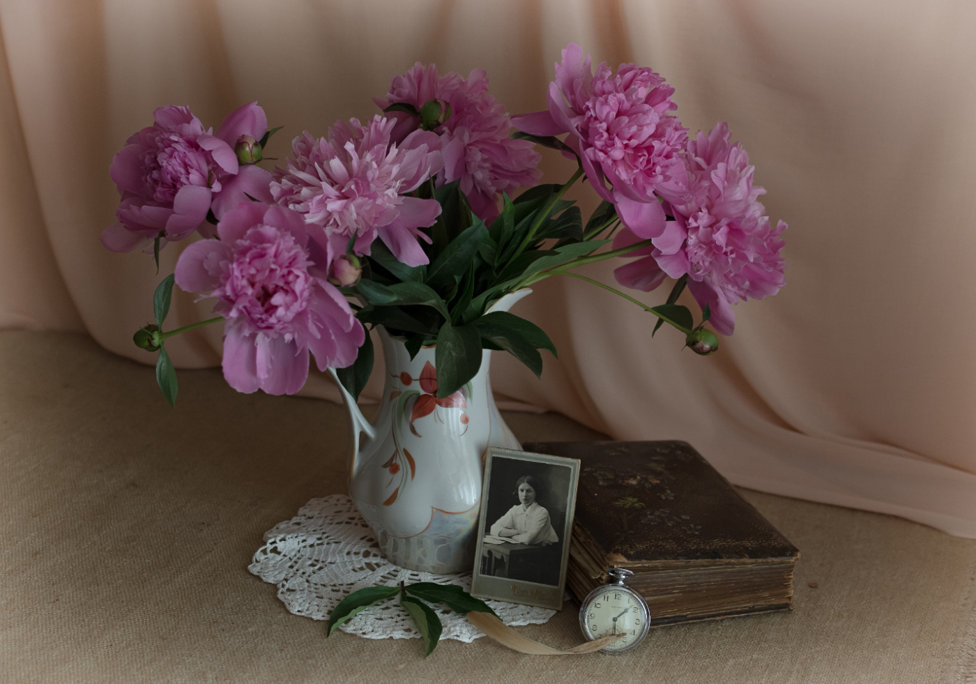 Из альбома улыбнётся чья-то молодость...