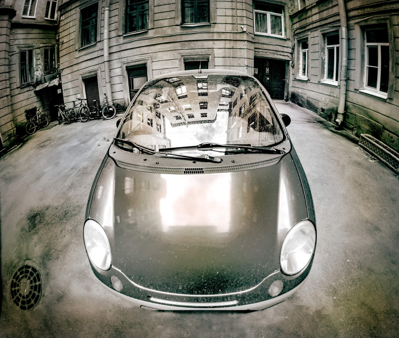 Автомобиль, отражающий двор