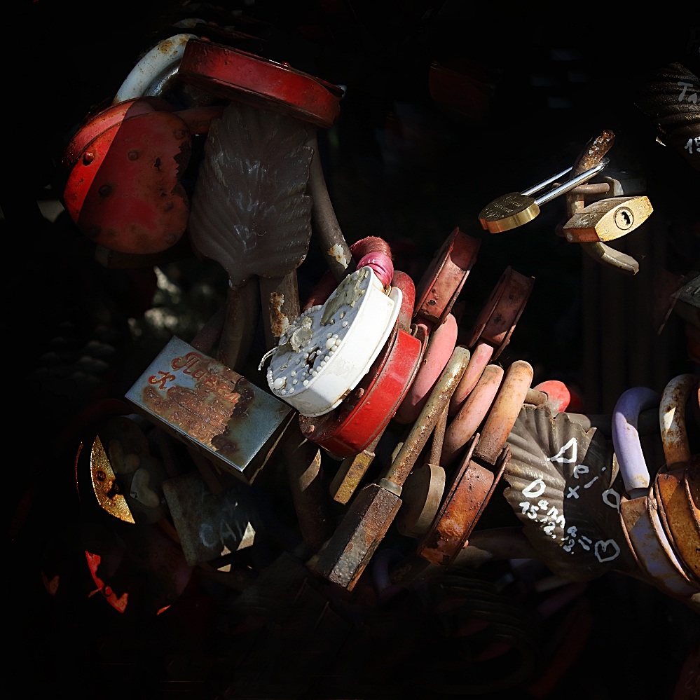 и любовь ржавеет...