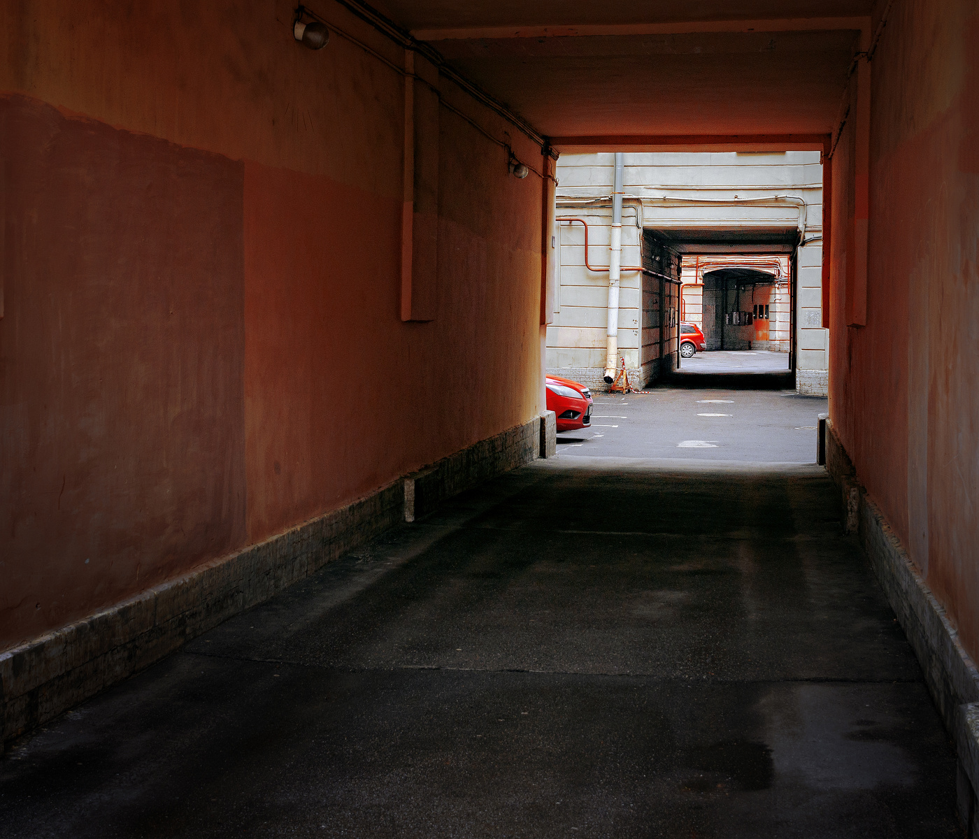 Городской этюд с красным