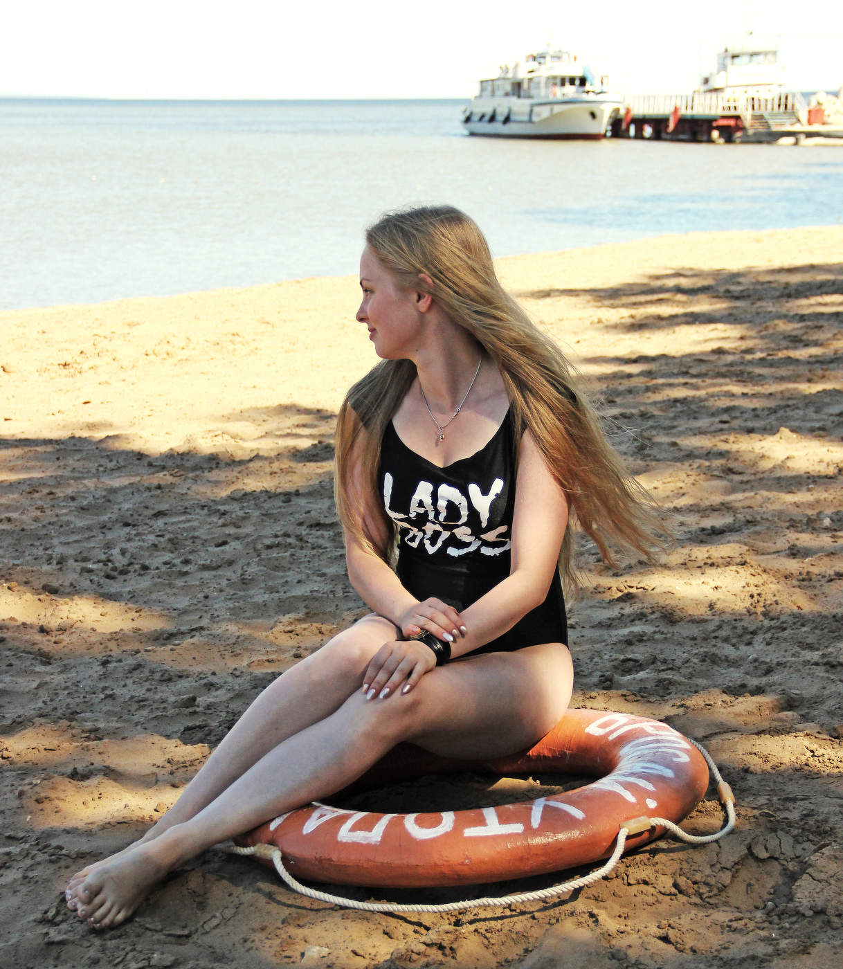 На речном песочке...