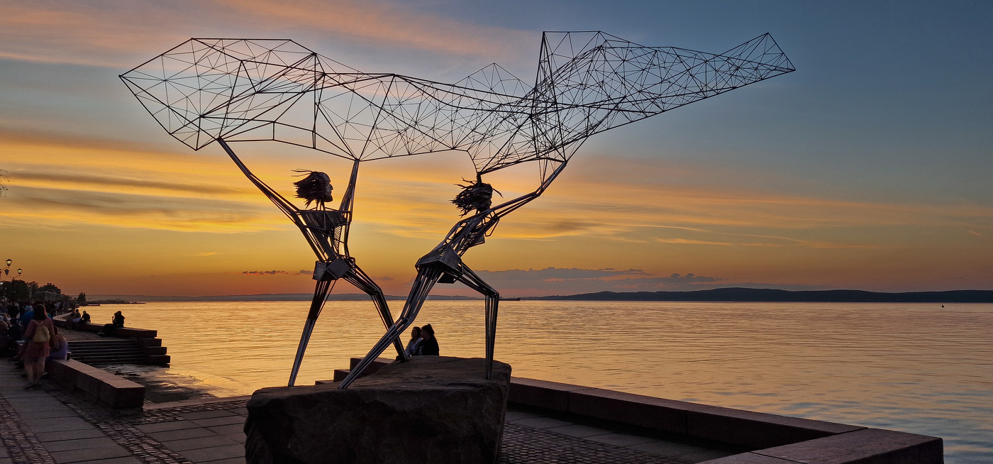 Рыбаки забрасывают сеть