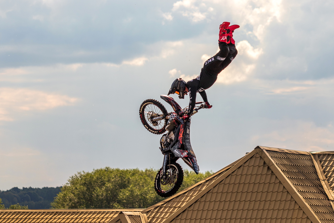 Летящий над городом.