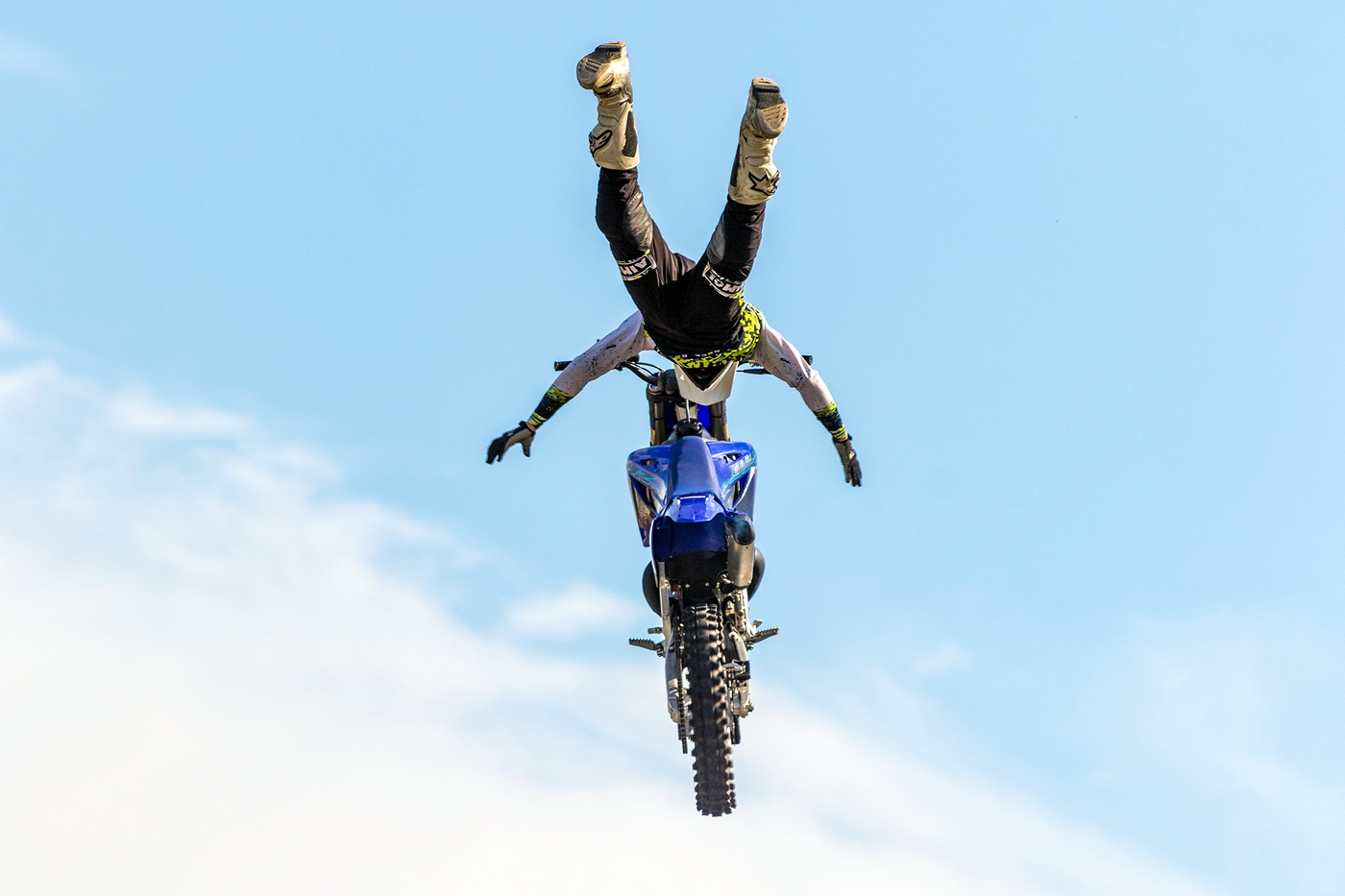 Улетающий в небо.