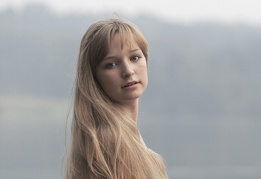 Уличный постановочный портрет молодой славянской девушки