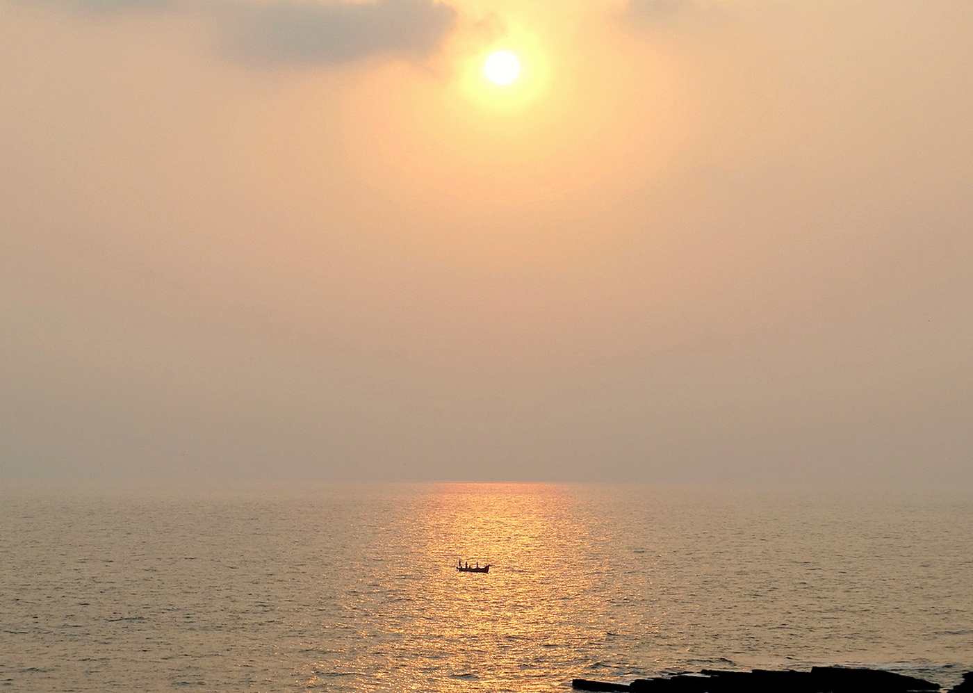 Только вечернее солнце и лодка
