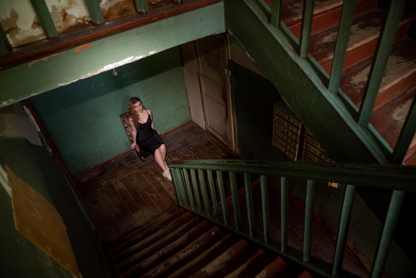 В зелёном подъезде