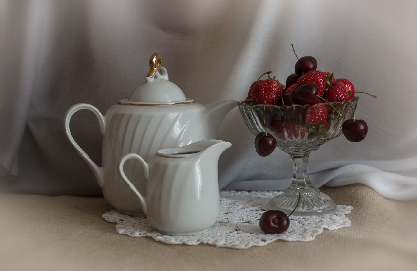 Июньские красотки: черешня и клубника...