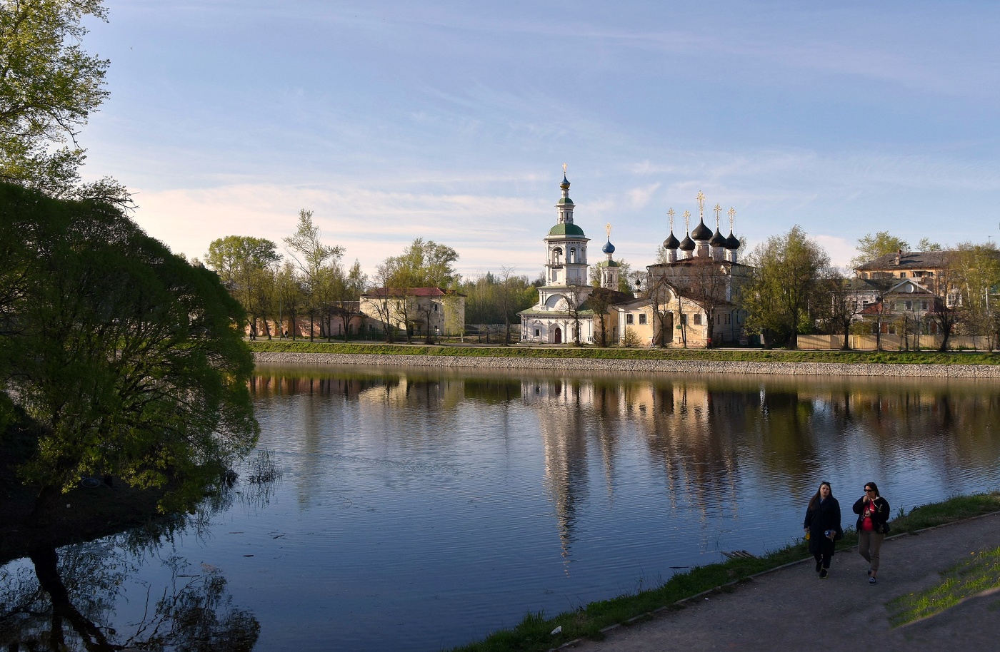 Вечерняя прогулка по набережной Вологды