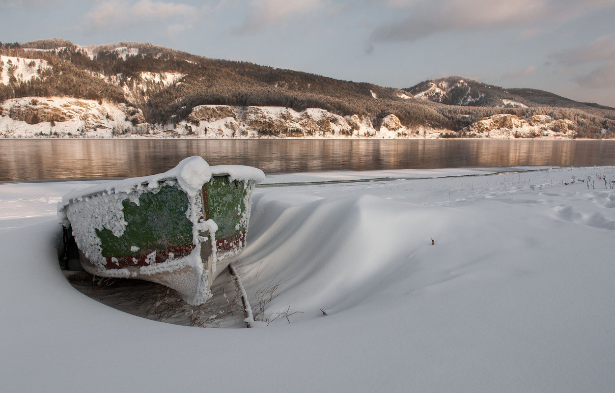 Подзамело лодочку.