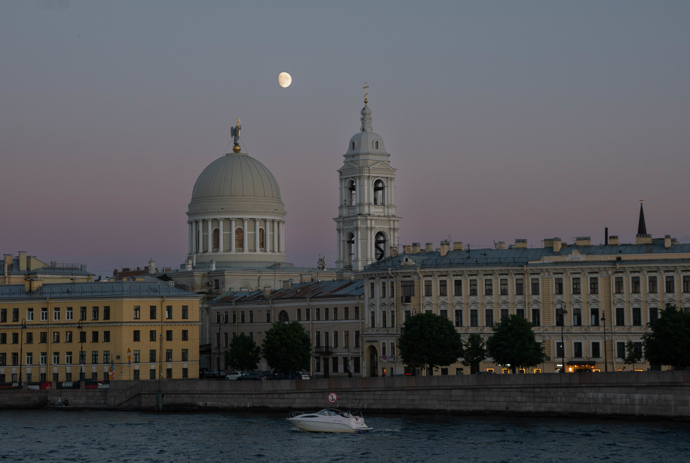 Луна над Васильевским