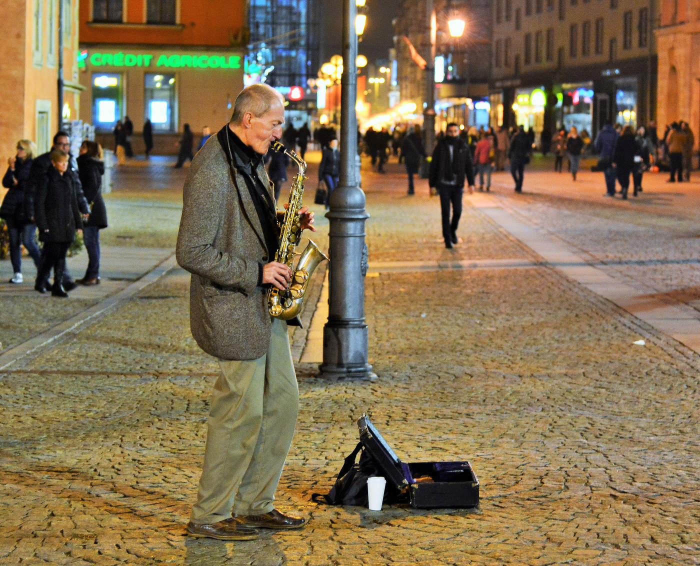 "Стою один, в столь поздний час и только музыка звучит..."