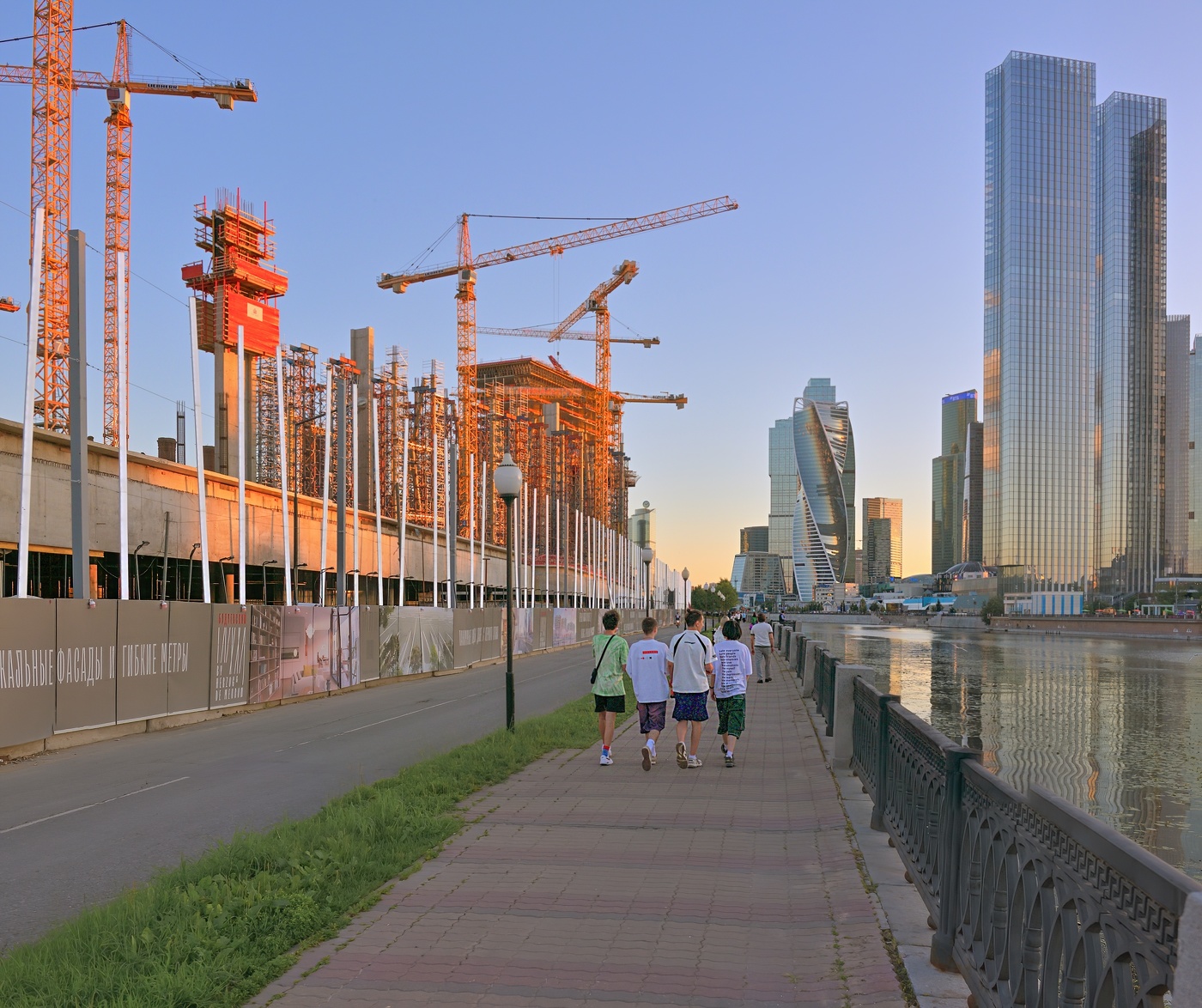 По набережной Шевченко